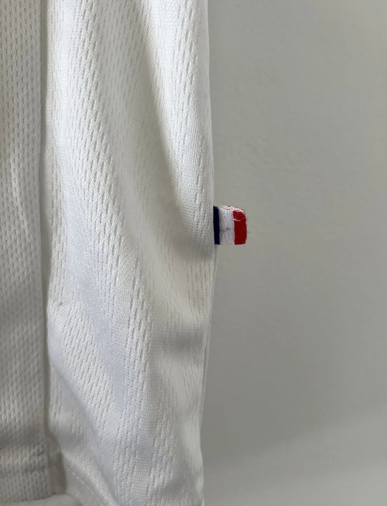 Maillot de foot vintage extérieur blanc de l'équipe de france 1998. On peut retrouver l'équipementier adidas. Il s'agit d'un maillot authentique d'époque.