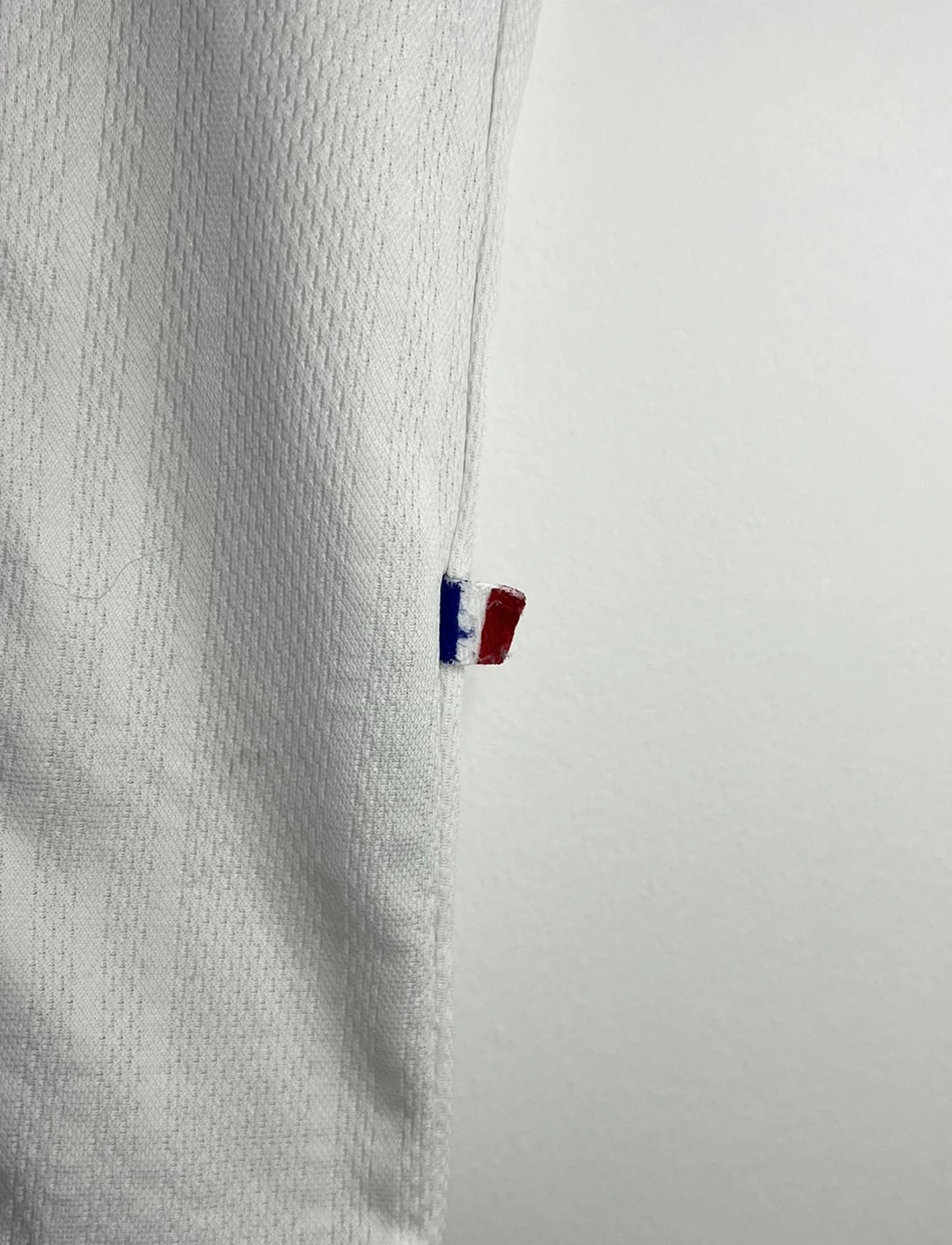 Maillot de foot vintage extérieur blanc de l'Equipe de France 1998. On peut retrouver l'équipementier Adidas. Il s'agit d'un maillot authentique d'époque.