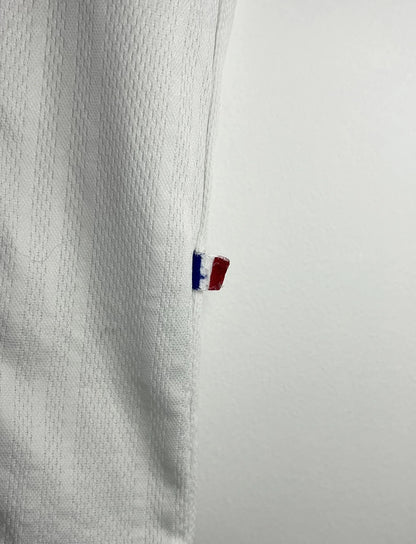 Maillot de foot vintage extérieur blanc de l'Equipe de France 1998. On peut retrouver l'équipementier Adidas. Il s'agit d'un maillot authentique d'époque.