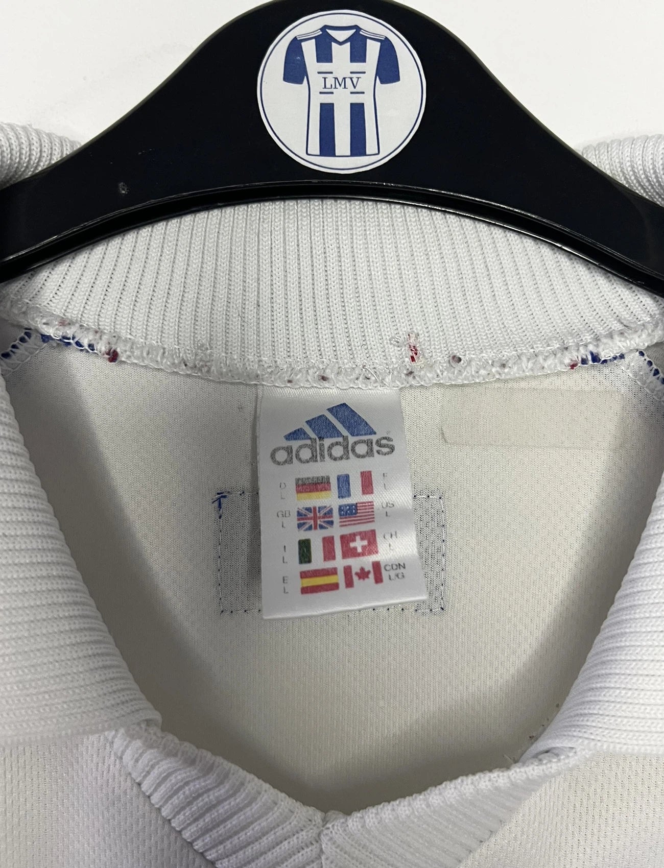 Maillot de foot vintage extérieur blanc de l'Equipe de France 1998. On peut retrouver l'équipementier Adidas. Il s'agit d'un maillot authentique d'époque.