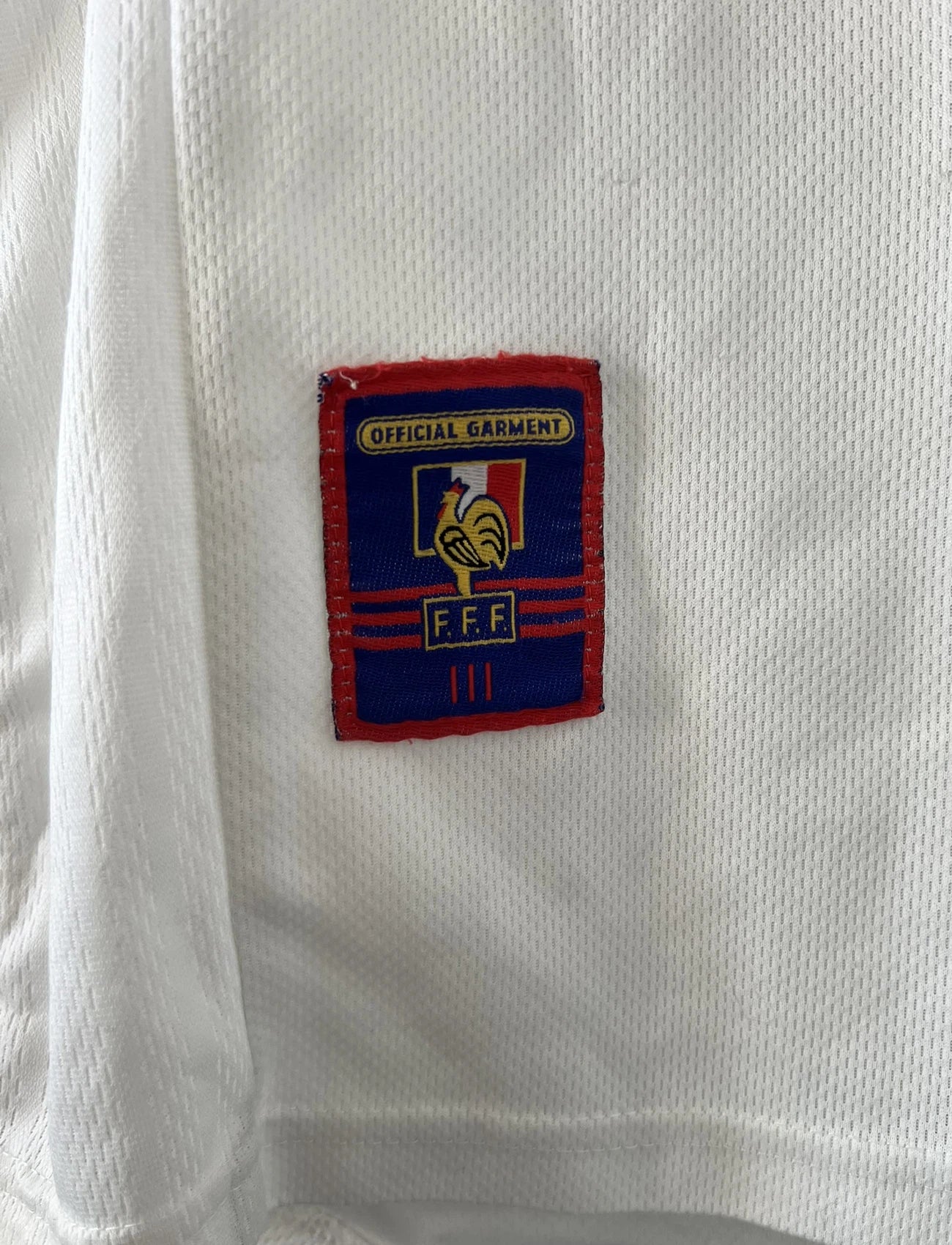 Maillot de foot vintage extérieur blanc de l'équipe de france 1998. On peut retrouver l'équipementier adidas. Il s'agit d'un maillot authentique d'époque.
