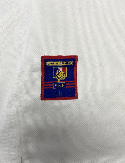 Maillot de foot vintage extérieur blanc de l'Equipe de France 1998. On peut retrouver l'équipementier Adidas. Il s'agit d'un maillot authentique d'époque.