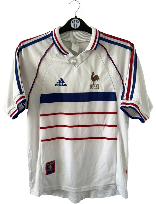 Maillot de foot vintage extérieur blanc de l'équipe de france 1998. On peut retrouver l'équipementier adidas. Il s'agit d'un maillot authentique d'époque.