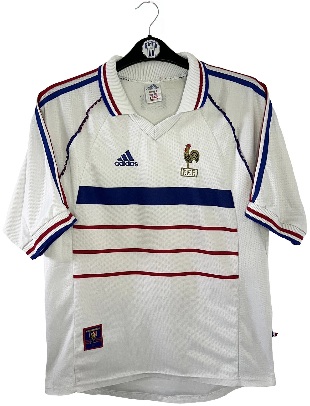 Maillot de foot vintage extérieur blanc de l'Equipe de France 1998. On peut retrouver l'équipementier Adidas. Il s'agit d'un maillot authentique d'époque.