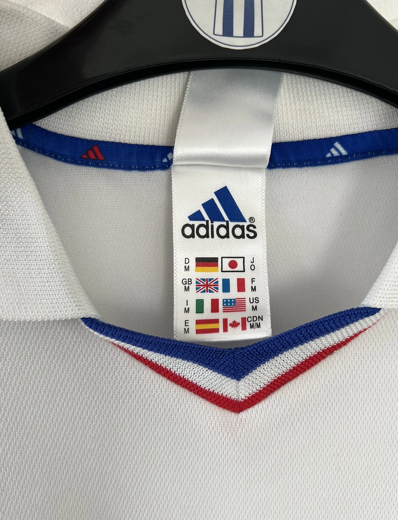 Maillot de foot vintage extérieur blanc de l'équipe de france 2000. On peut retrouver l'équipementier adidas. Il s'agit d'un maillot authentique d'époque comportant l'étiquette 647189.