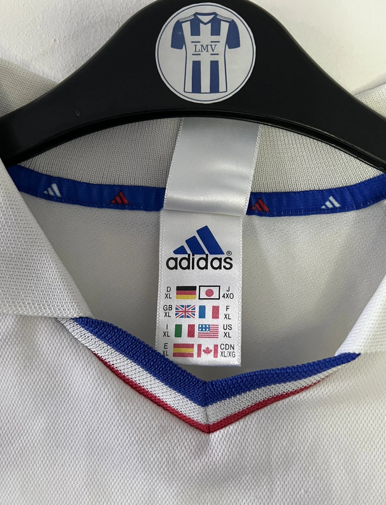 Maillot de foot vintage extérieur blanc de l'équipe de france 2000. On peut retrouver l'équipementier adidas. Il s'agit d'un maillot authentique d'époque comportant l'étiquette 647189.