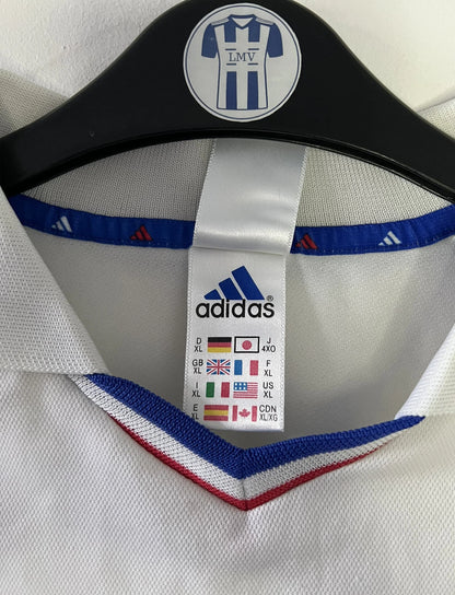Maillot de foot vintage extérieur blanc de l'équipe de france 2000. On peut retrouver l'équipementier adidas. Il s'agit d'un maillot authentique d'époque comportant l'étiquette 647189.