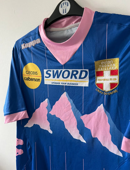 Maillot de foot vintage domicile bleu de l'Evian Thonon Gaillard 2012/2013. On peut retrouver l'équipementier Kappa et le sponsor Sword. Il s'agit d'un maillot authentique d'époque.