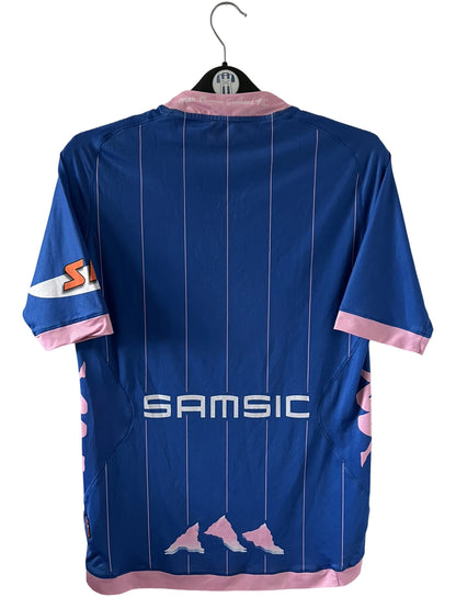 Maillot de foot vintage domicile bleu de l'Evian Thonon Gaillard 2012/2013. On peut retrouver l'équipementier Kappa et le sponsor Sword. Il s'agit d'un maillot authentique d'époque.