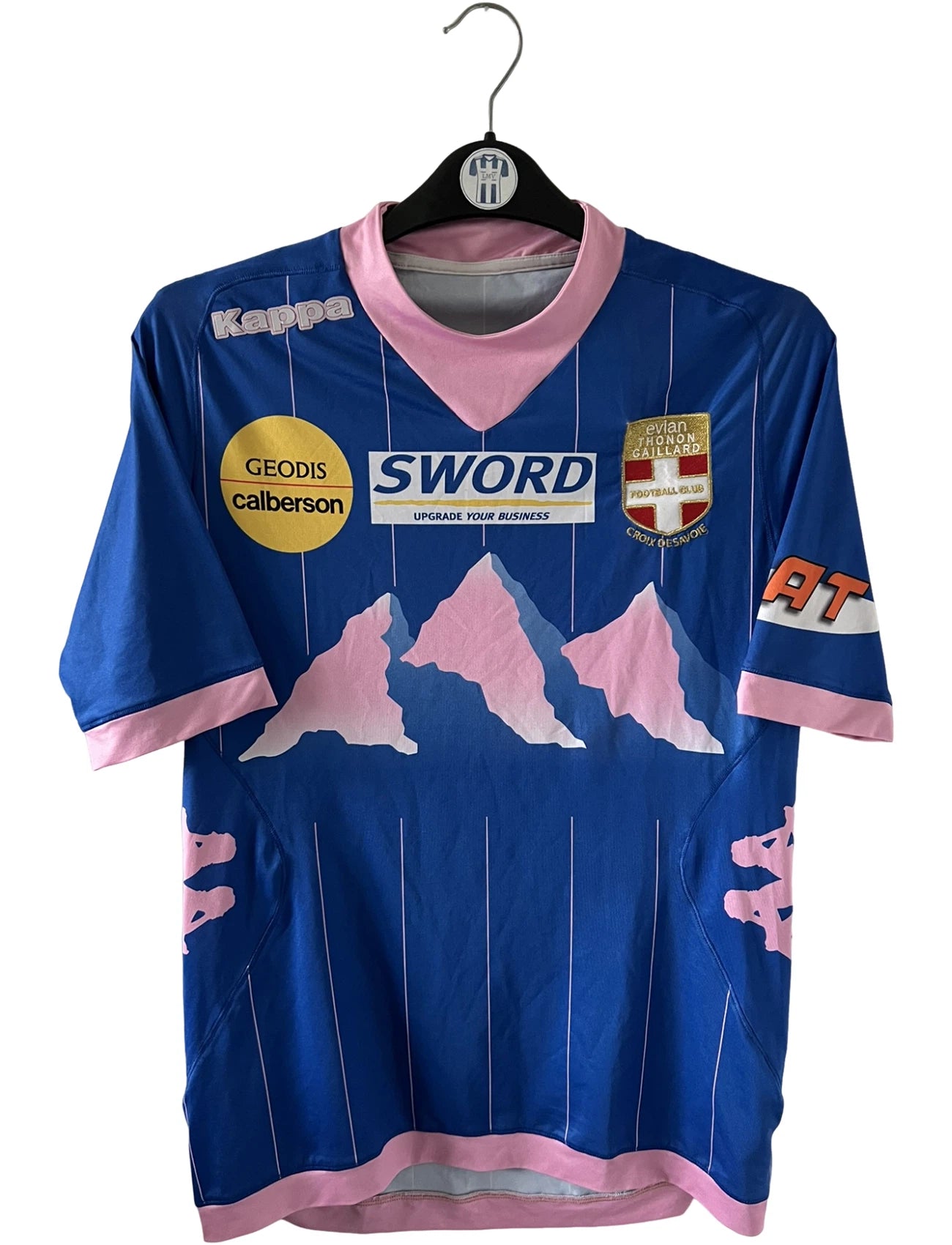 Maillot de foot vintage domicile bleu de l'Evian Thonon Gaillard 2012/2013. On peut retrouver l'équipementier Kappa et le sponsor Sword. Il s'agit d'un maillot authentique d'époque.