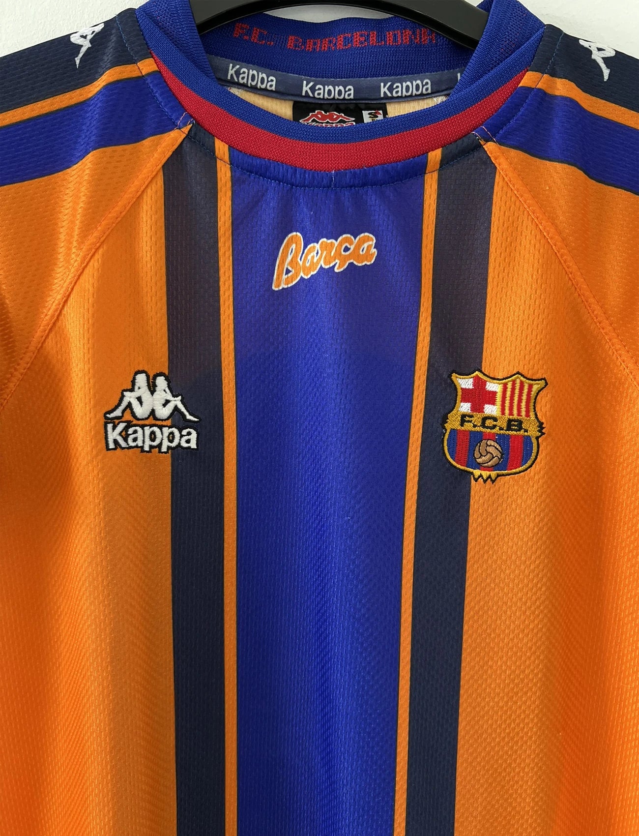 Maillot de foot extérieur rétro/vintage authentique du Barca Orange, bleu et noir de la saison 1997-1998