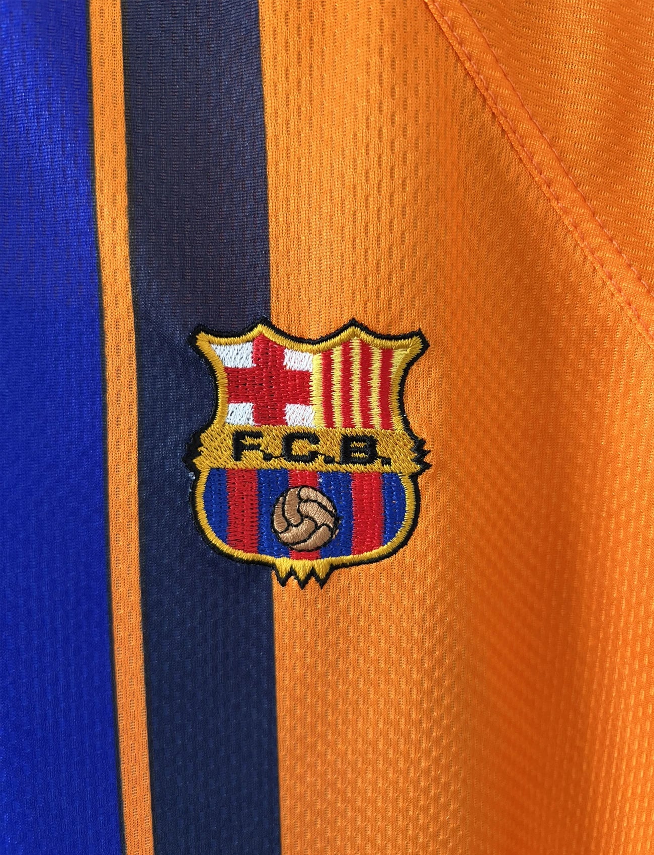 Maillot de foot extérieur rétro/vintage authentique du Barca Orange, bleu et noir de la saison 1997-1998