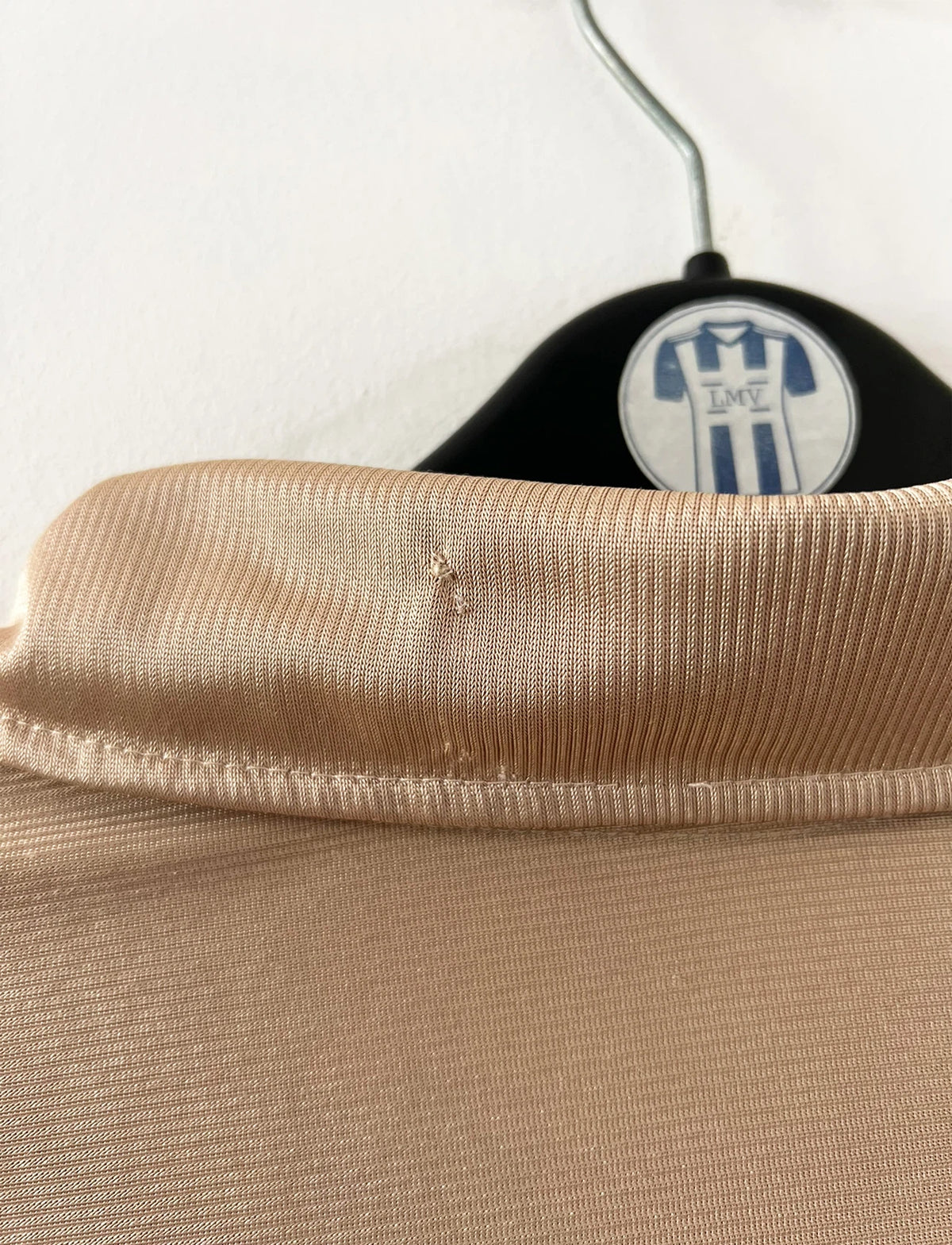 Maillot de foot vintage extérieur doré du FC Barcelone 2001/2002. On peut retrouver l'équipementier Nike. Il s'agit d'un maillot authentique d'époque.