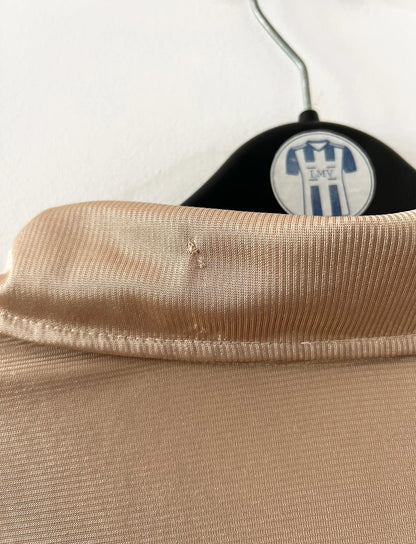 Maillot de foot vintage extérieur doré du FC Barcelone 2001/2002. On peut retrouver l'équipementier Nike. Il s'agit d'un maillot authentique d'époque.