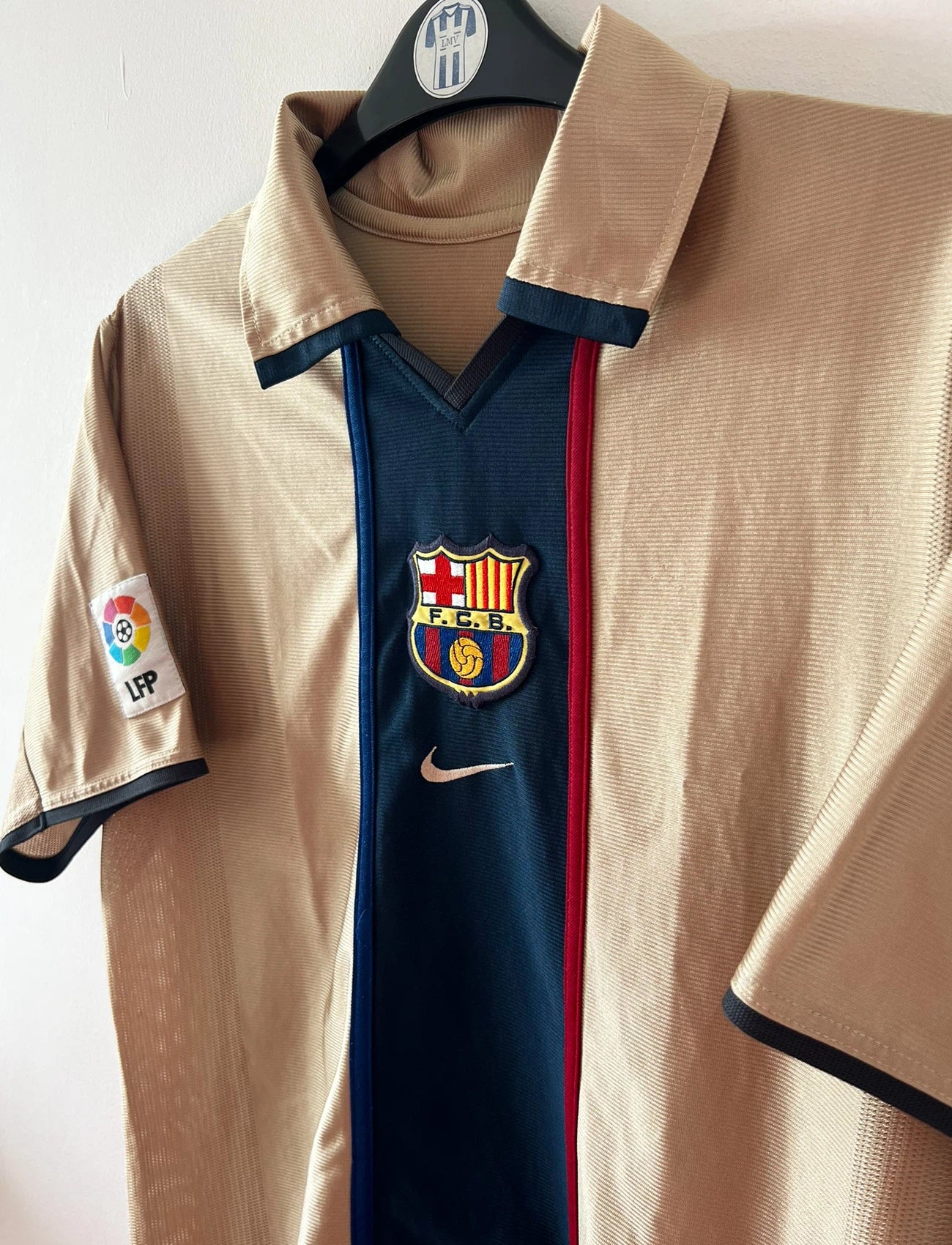 Maillot de foot vintage extérieur doré du FC Barcelone 2001/2002. On peut retrouver l'équipementier Nike. Il s'agit d'un maillot authentique d'époque.