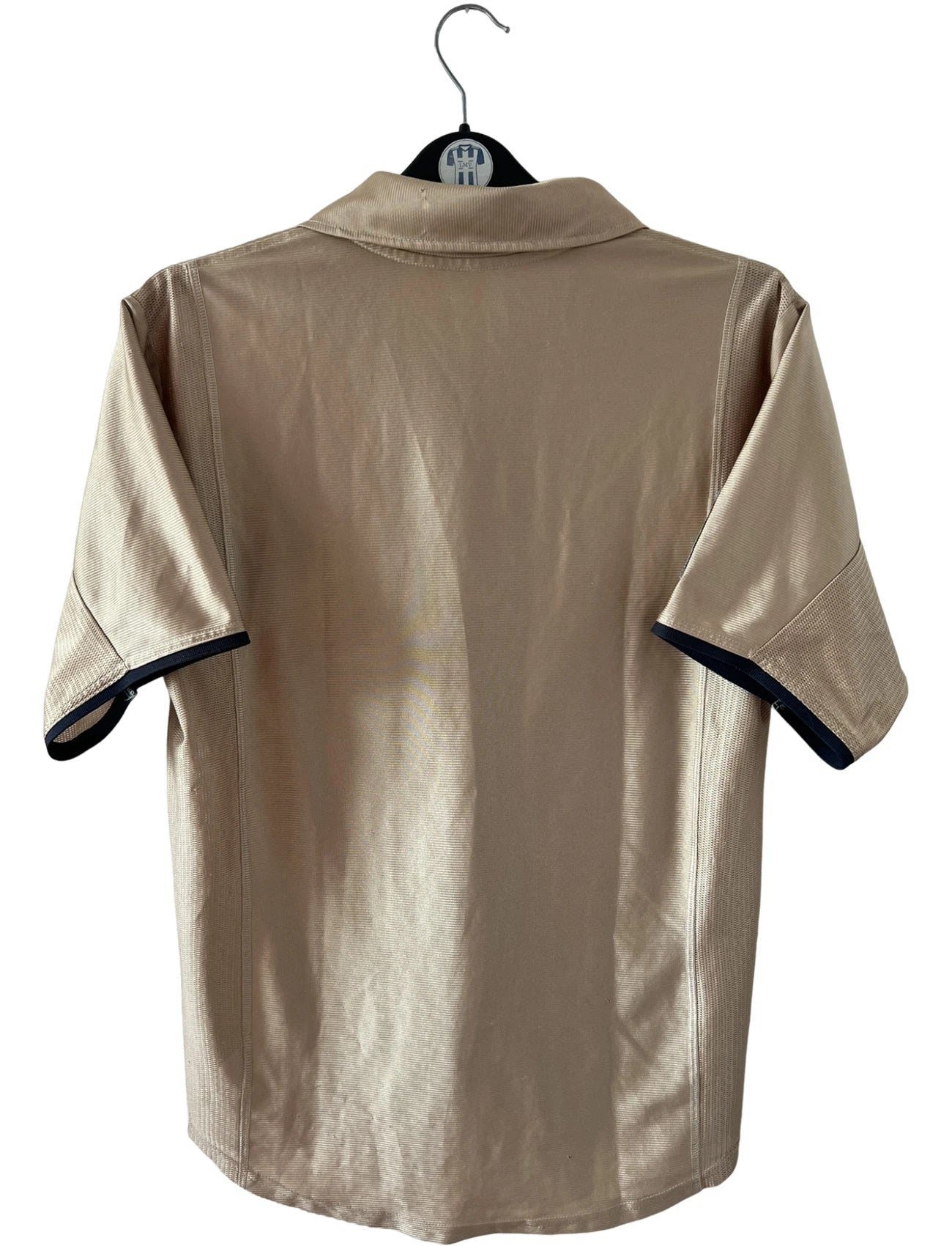 Maillot de foot vintage extérieur doré du FC Barcelone 2001/2002. On peut retrouver l'équipementier Nike. Il s'agit d'un maillot authentique d'époque.