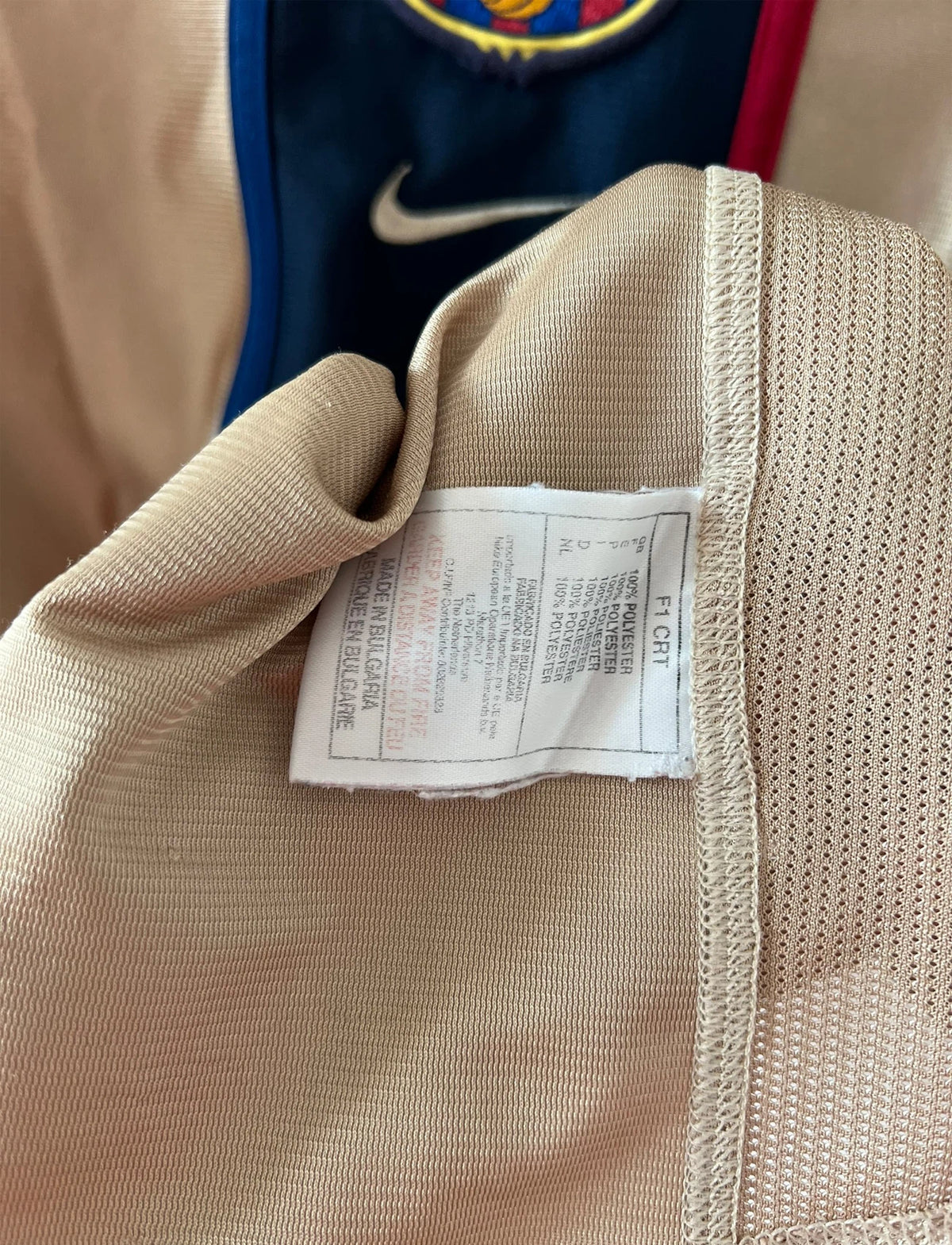 Maillot de foot vintage extérieur doré du FC Barcelone 2001/2002. On peut retrouver l'équipementier Nike. Il s'agit d'un maillot authentique d'époque.