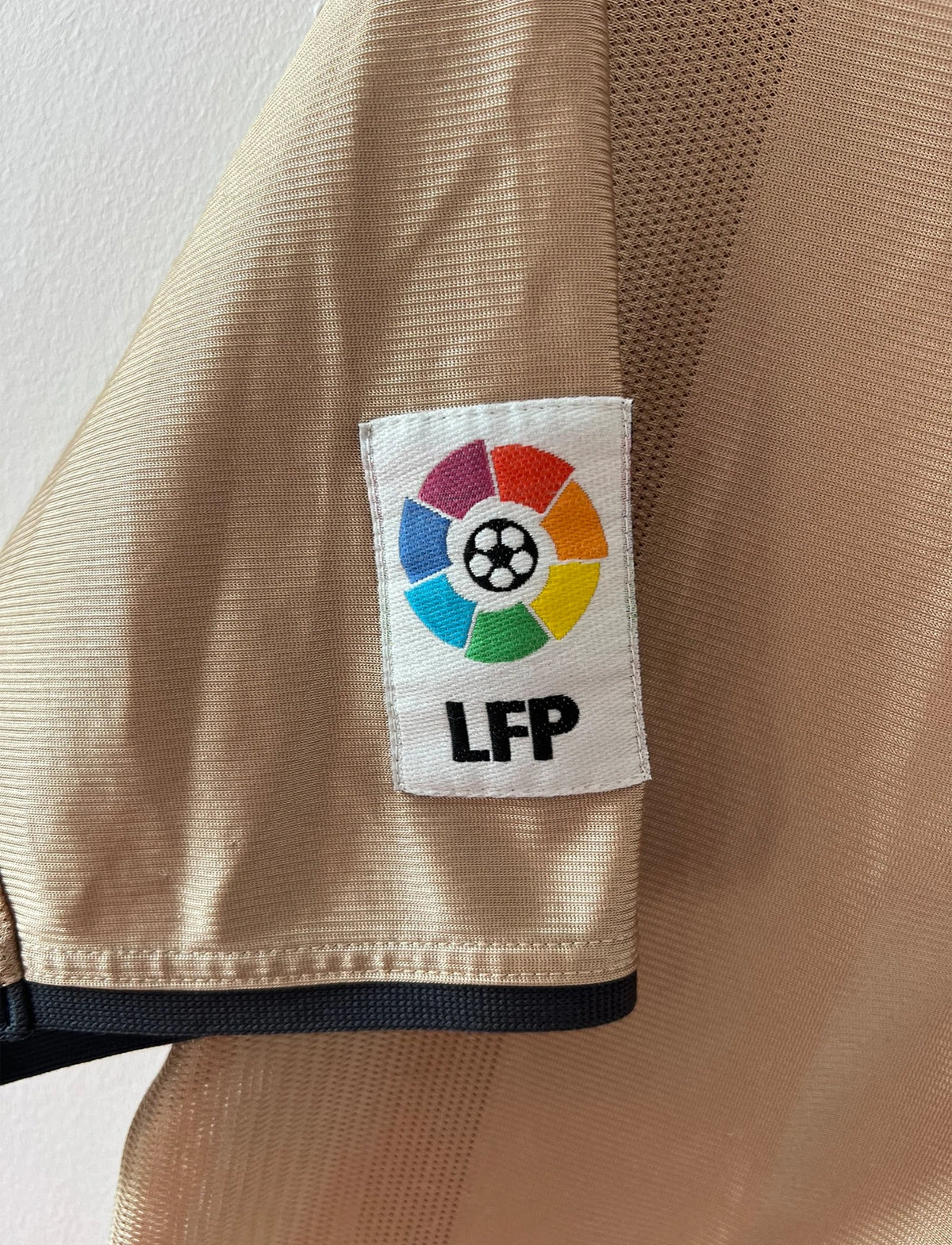 Maillot de foot vintage extérieur doré du FC Barcelone 2001/2002. On peut retrouver l'équipementier Nike. Il s'agit d'un maillot authentique d'époque.