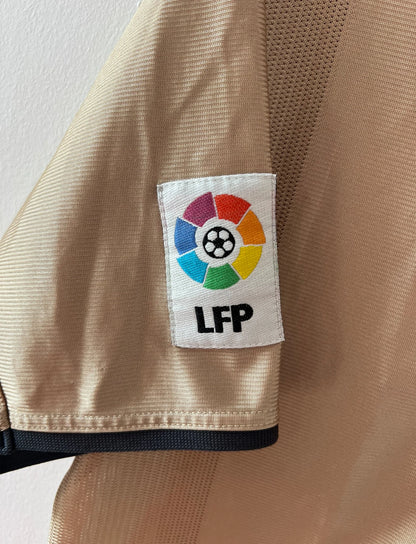 Maillot de foot vintage extérieur doré du FC Barcelone 2001/2002. On peut retrouver l'équipementier Nike. Il s'agit d'un maillot authentique d'époque.