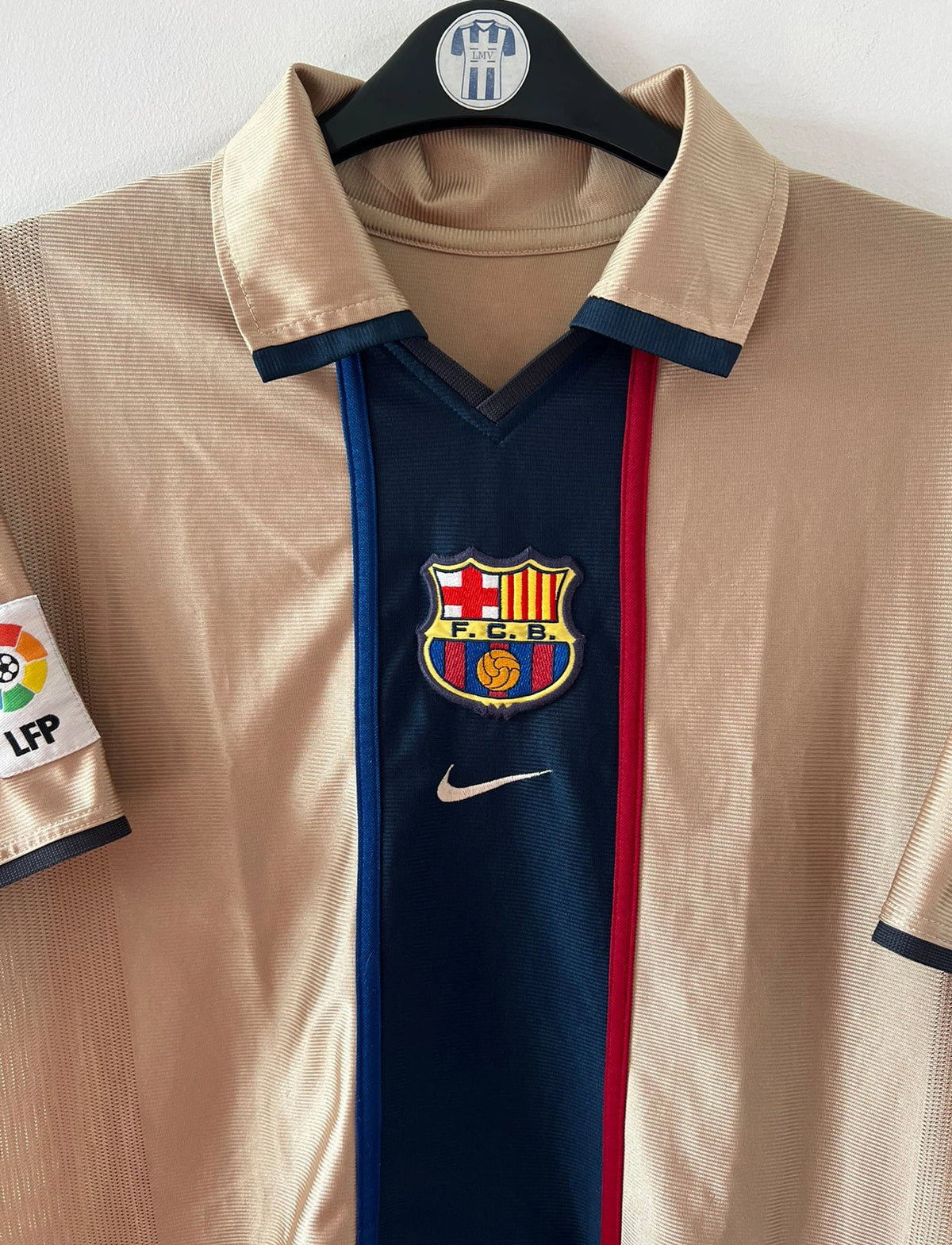 Maillot de foot vintage extérieur doré du FC Barcelone 2001/2002. On peut retrouver l'équipementier Nike. Il s'agit d'un maillot authentique d'époque.