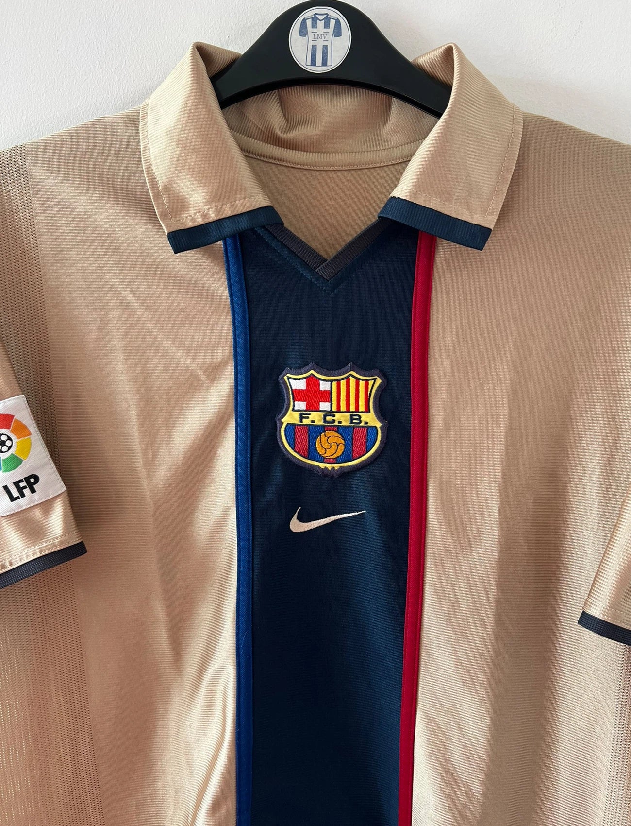 Maillot de foot vintage extérieur doré du FC Barcelone 2001/2002. On peut retrouver l'équipementier Nike. Il s'agit d'un maillot authentique d'époque.
