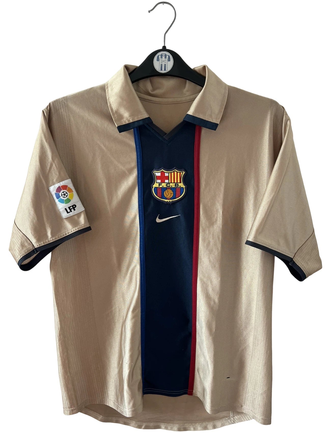 Maillot de foot vintage extérieur doré du FC Barcelone 2001/2002. On peut retrouver l'équipementier Nike. Il s'agit d'un maillot authentique d'époque.