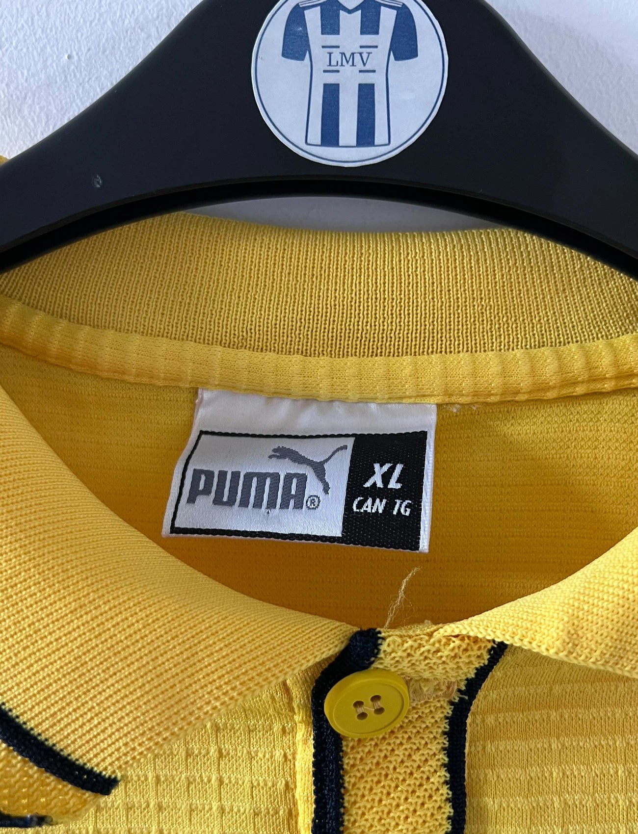 Maillot de foot vintage extérieur jaune du FC Metz de la saison 1999/2000. On peut retrouver l'équipementier Puma. Il s'agit d'un maillot authentique d'époque, issu du stock pro du FC Metz.