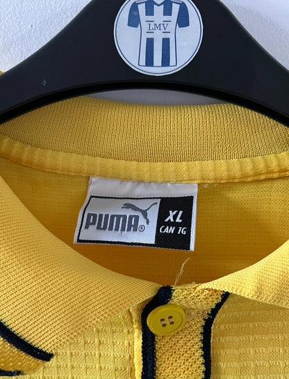 Maillot de foot vintage extérieur jaune du FC Metz de la saison 1999/2000. On peut retrouver l'équipementier Puma. Il s'agit d'un maillot authentique d'époque, issu du stock pro du FC Metz.