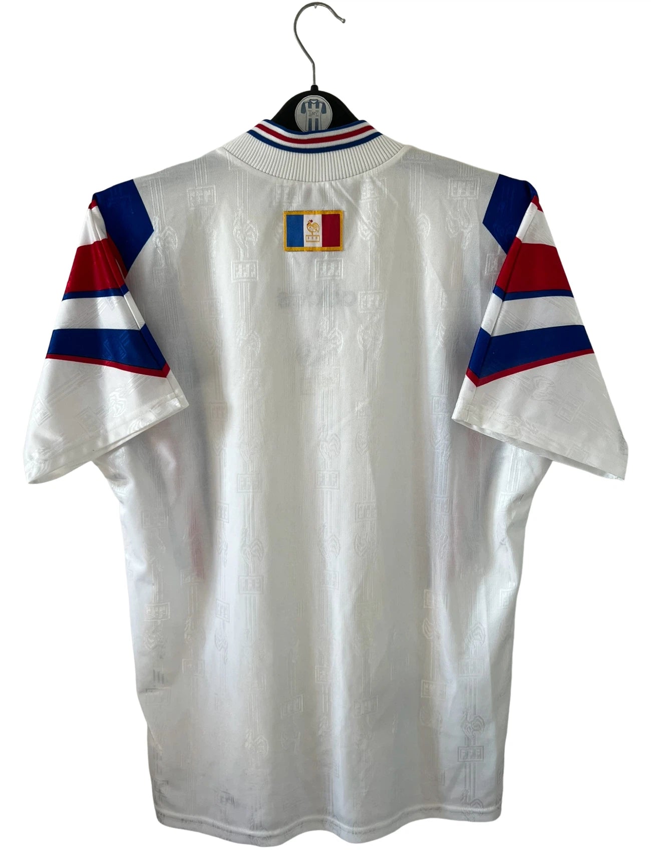 Maillot de foot vintage extérieur blanc de l'équipe de france 1996. On peut retrouver l'équipementier Adidas. Il s'agit d'un maillot authentique d'époque.