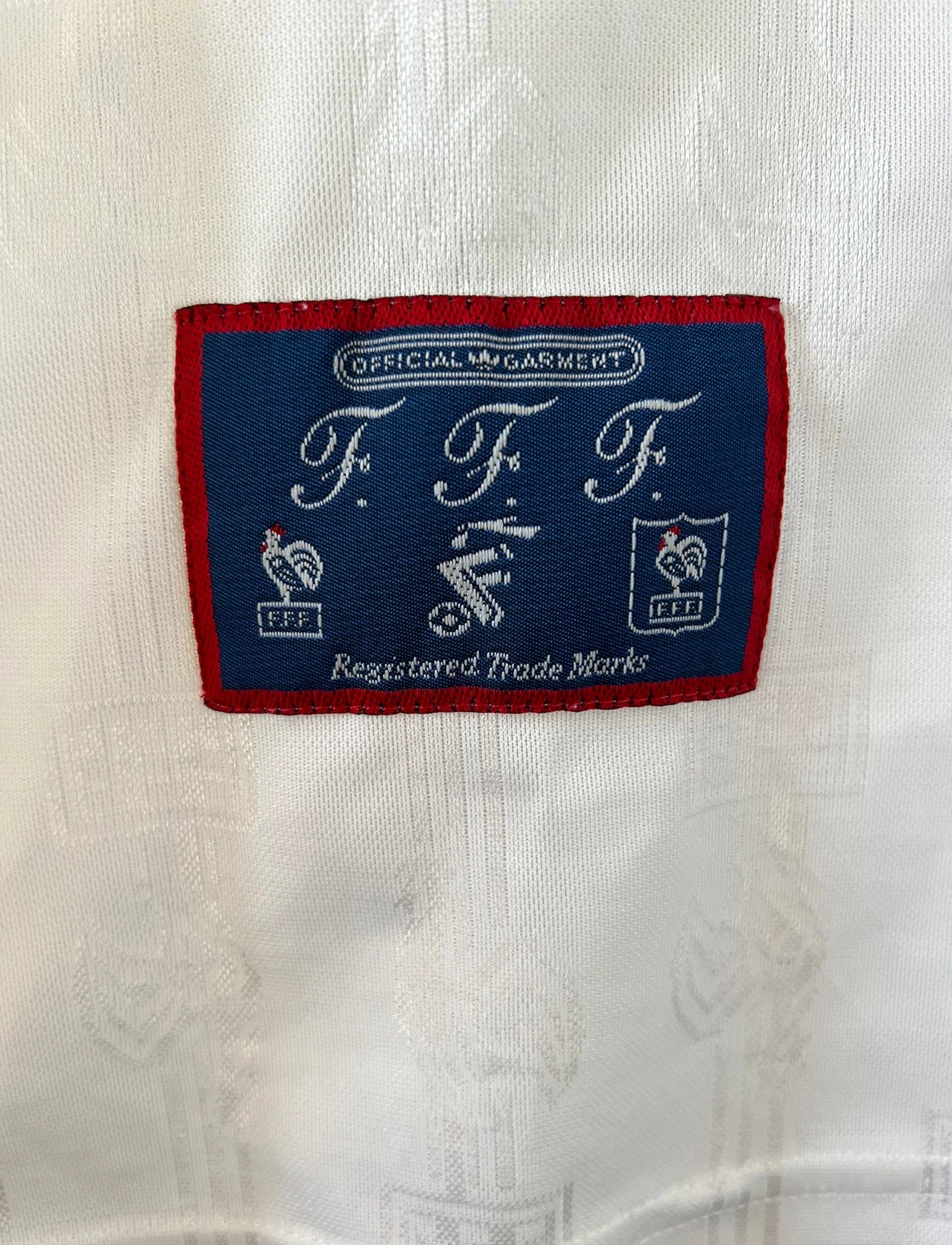 Maillot de foot vintage extérieur blanc de l'équipe de france 1996. On peut retrouver l'équipementier Adidas. Il s'agit d'un maillot authentique d'époque.