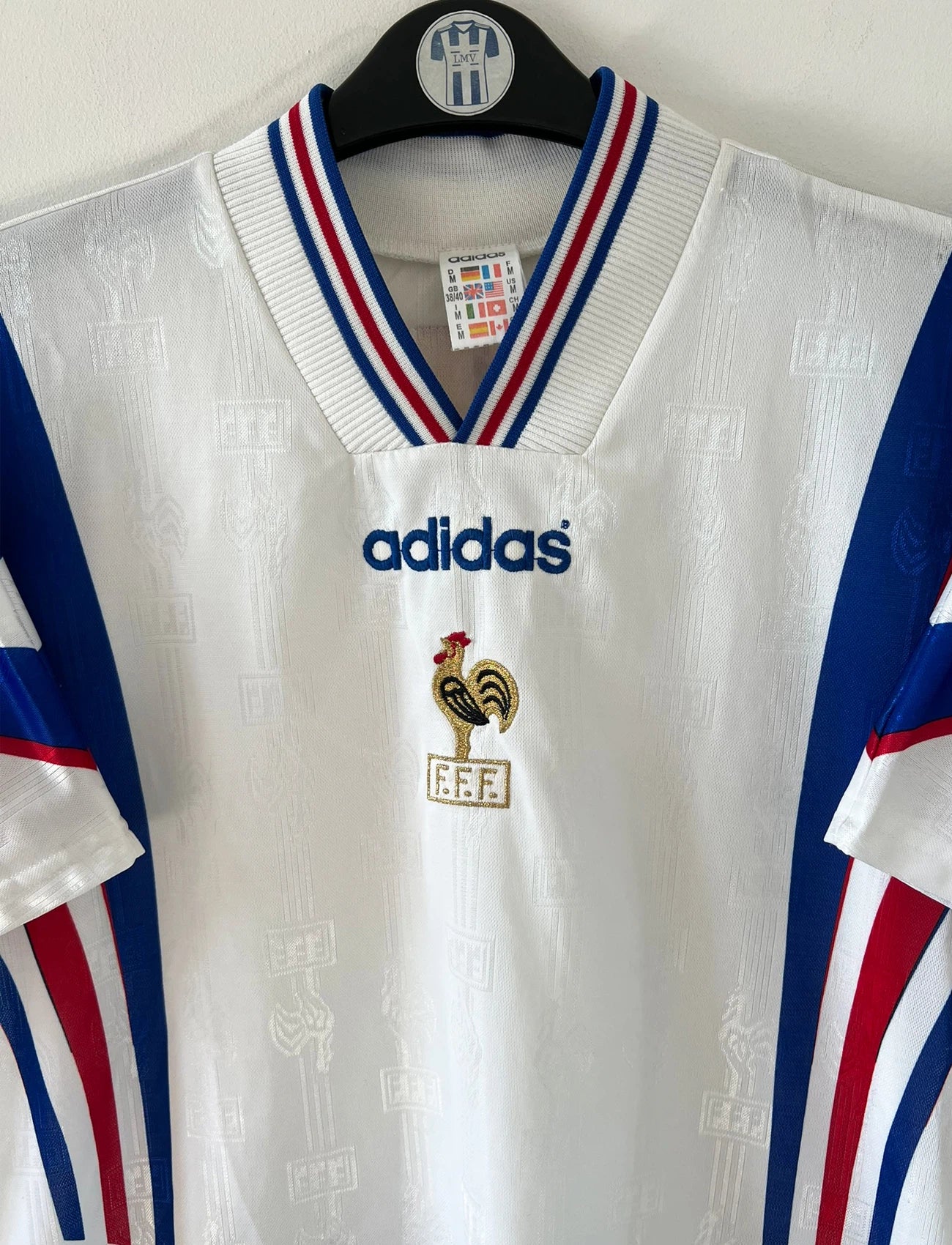 Maillot de foot vintage extérieur blanc de l'équipe de france 1996. On peut retrouver l'équipementier Adidas. Il s'agit d'un maillot authentique d'époque.