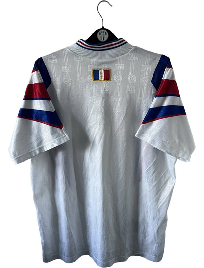 Maillot foot vintage domicile blanc de l'équipe de france 1996. On peut retrouver l'équipementier Adidas. Il s'agit d'un maillot authentique d'époque.