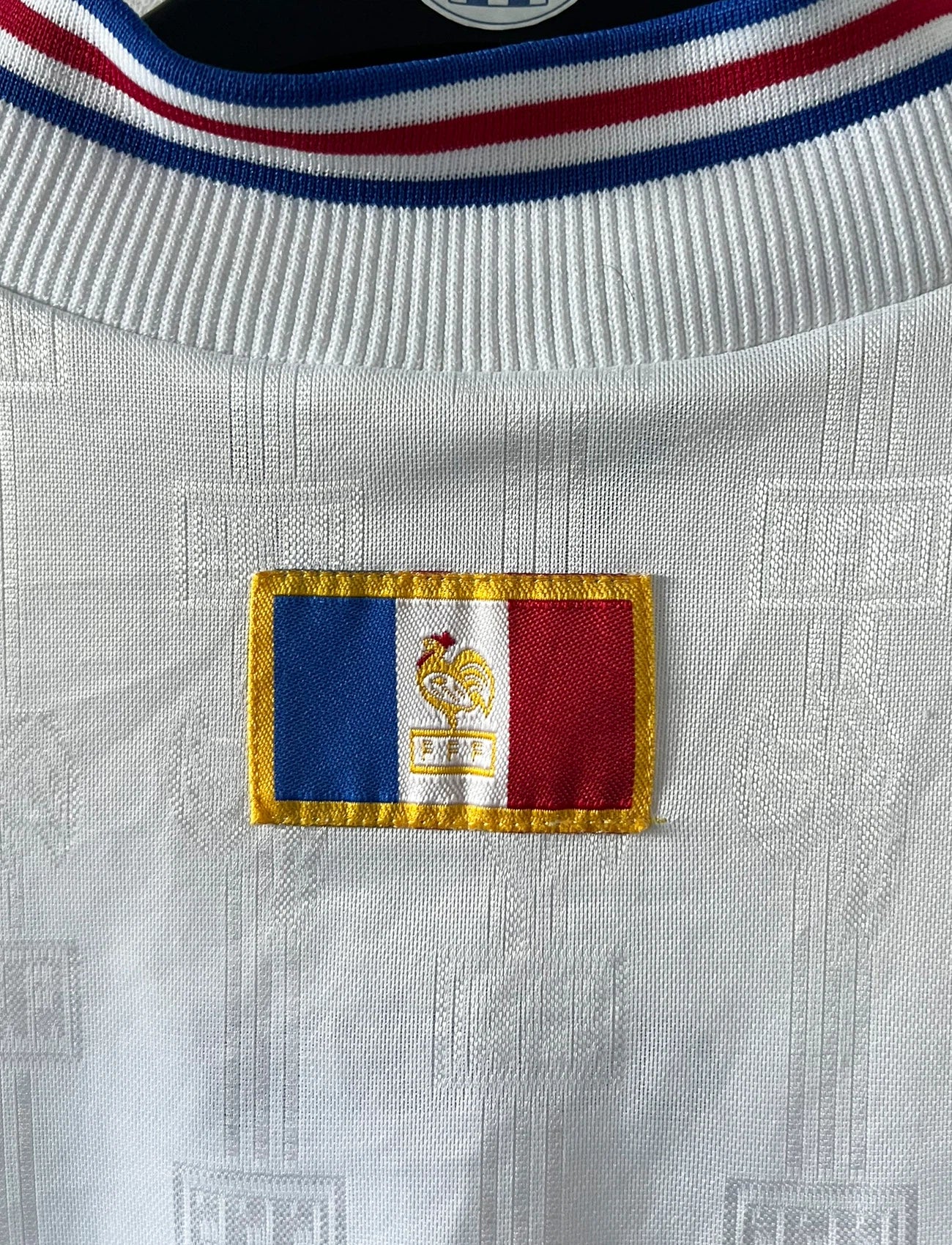 Maillot foot vintage domicile blanc de l'équipe de france 1996. On peut retrouver l'équipementier Adidas. Il s'agit d'un maillot authentique d'époque.