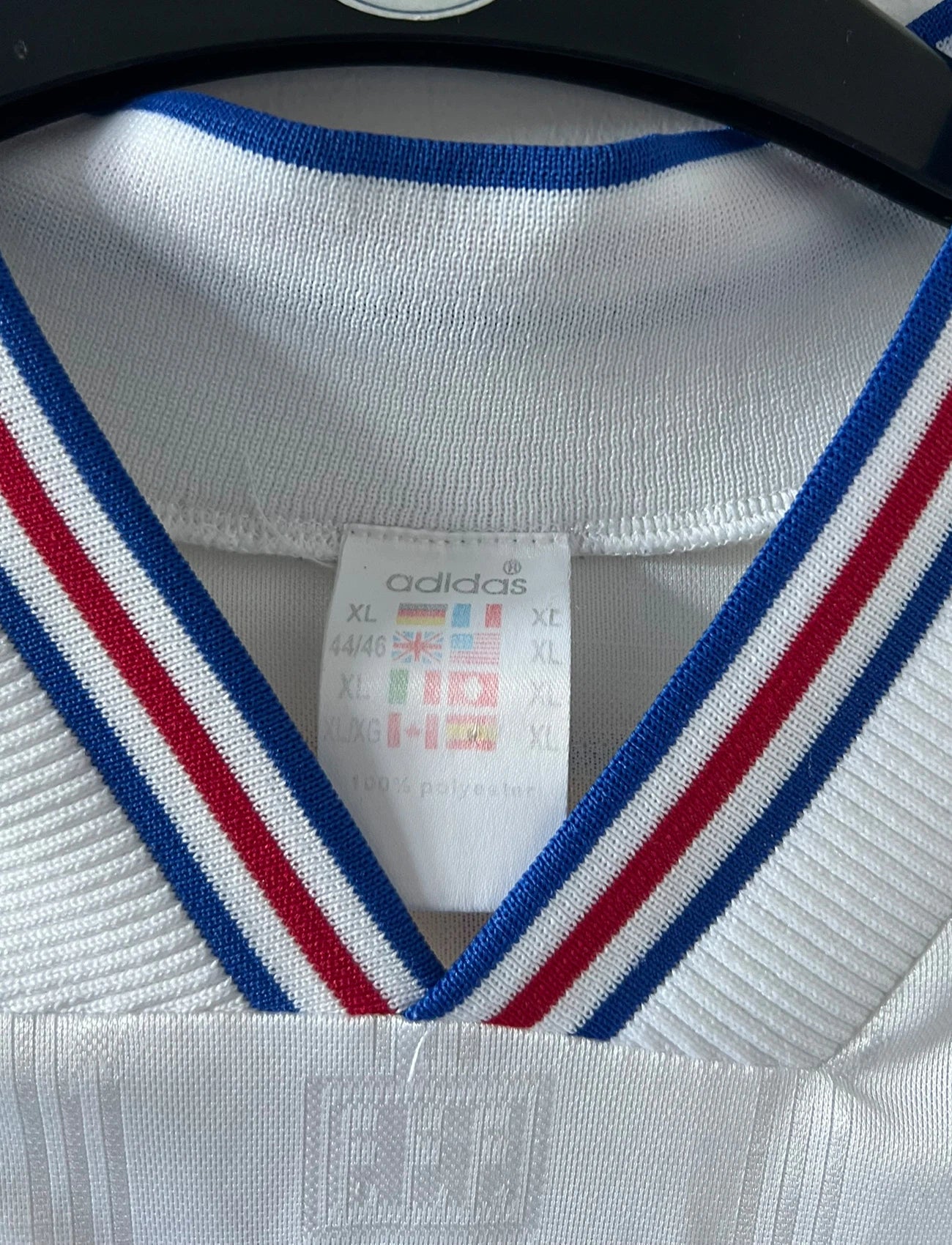 Maillot foot vintage domicile blanc de l'équipe de france 1996. On peut retrouver l'équipementier Adidas. Il s'agit d'un maillot authentique d'époque.