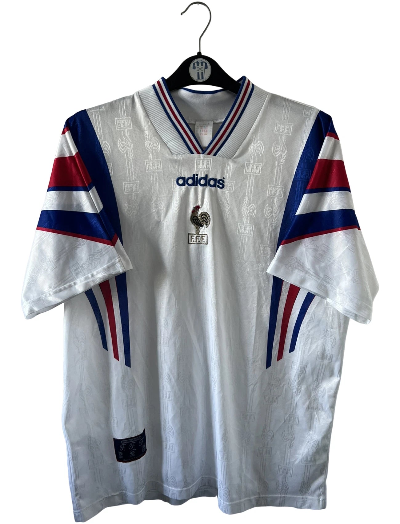 Maillot foot vintage domicile blanc de l'équipe de france 1996. On peut retrouver l'équipementier Adidas. Il s'agit d'un maillot authentique d'époque.