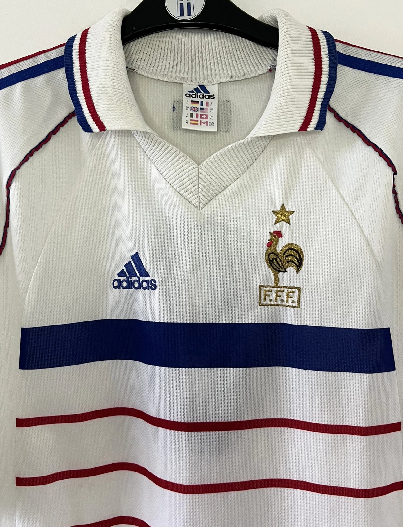 Maillot de foot vintage extérieur de l'équipe de france 1998 blanc. On peut retrouver l'équipementier adidas. Il s'agit d'un maillot authentique d'époque.