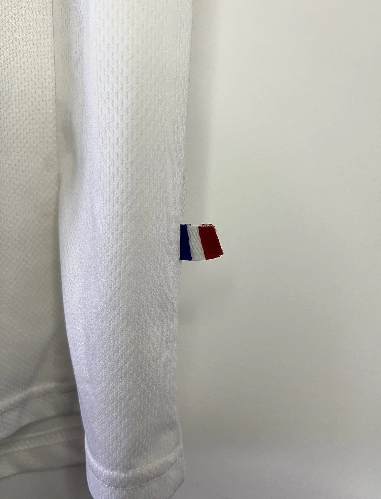 Maillot de foot vintage extérieur de l'équipe de france 1998 blanc. On peut retrouver l'équipementier adidas. Il s'agit d'un maillot authentique d'époque.