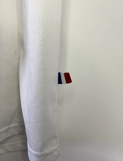 Maillot de foot vintage extérieur de l'équipe de france 1998 blanc. On peut retrouver l'équipementier adidas. Il s'agit d'un maillot authentique d'époque.