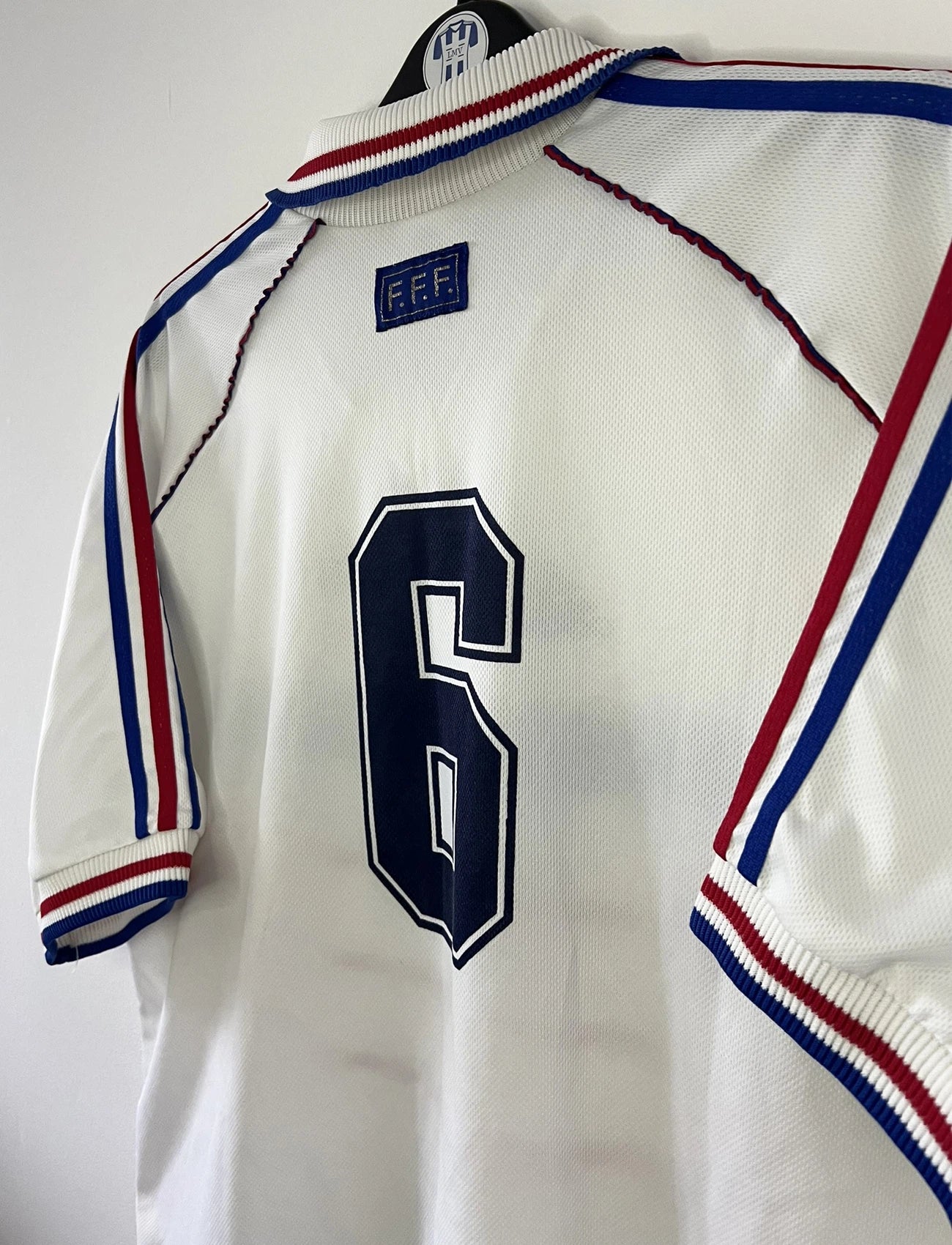 Maillot de foot vintage extérieur de l'équipe de france 1998 blanc. On peut retrouver l'équipementier adidas. Il s'agit d'un maillot authentique d'époque.