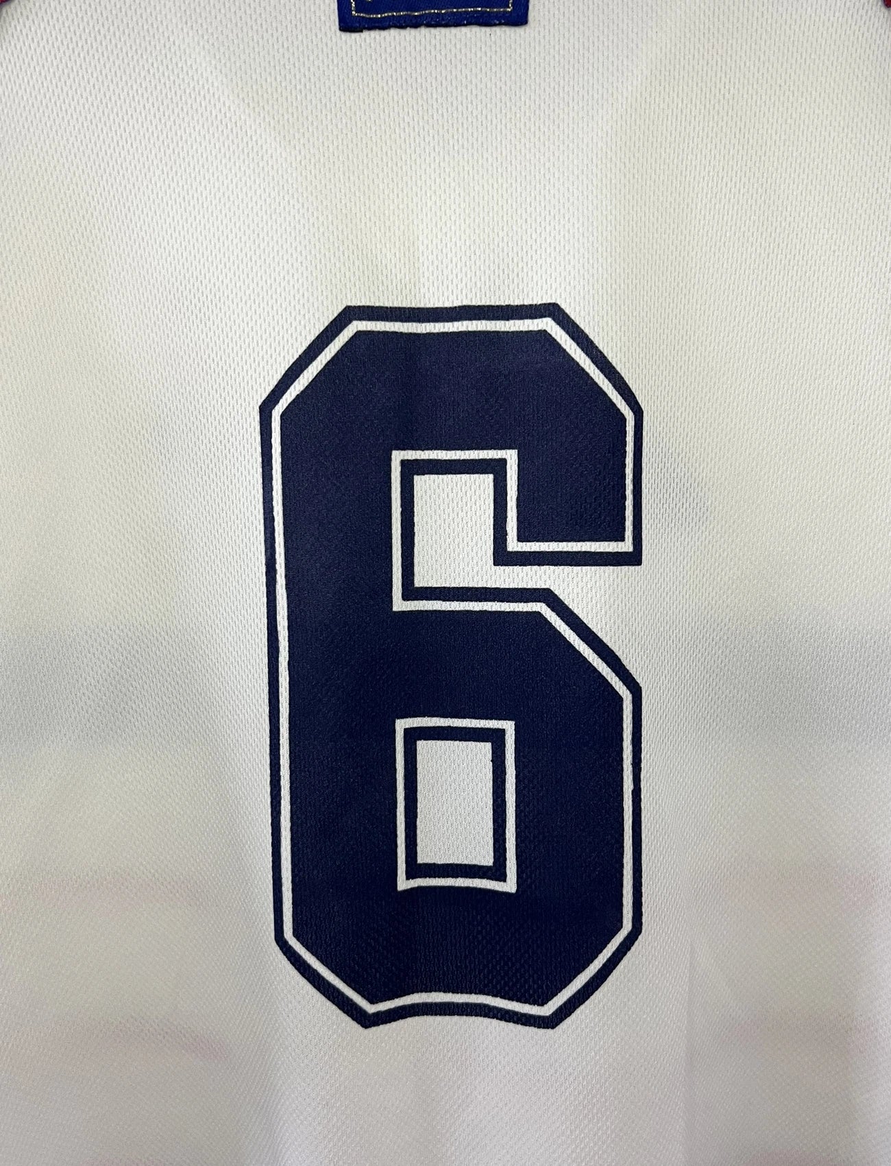 Maillot de foot vintage extérieur de l'équipe de france 1998 blanc. On peut retrouver l'équipementier adidas. Il s'agit d'un maillot authentique d'époque.