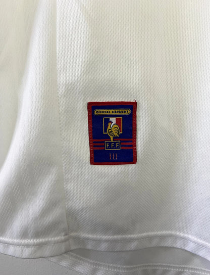 Maillot de foot vintage extérieur de l'équipe de france 1998 blanc. On peut retrouver l'équipementier adidas. Il s'agit d'un maillot authentique d'époque.