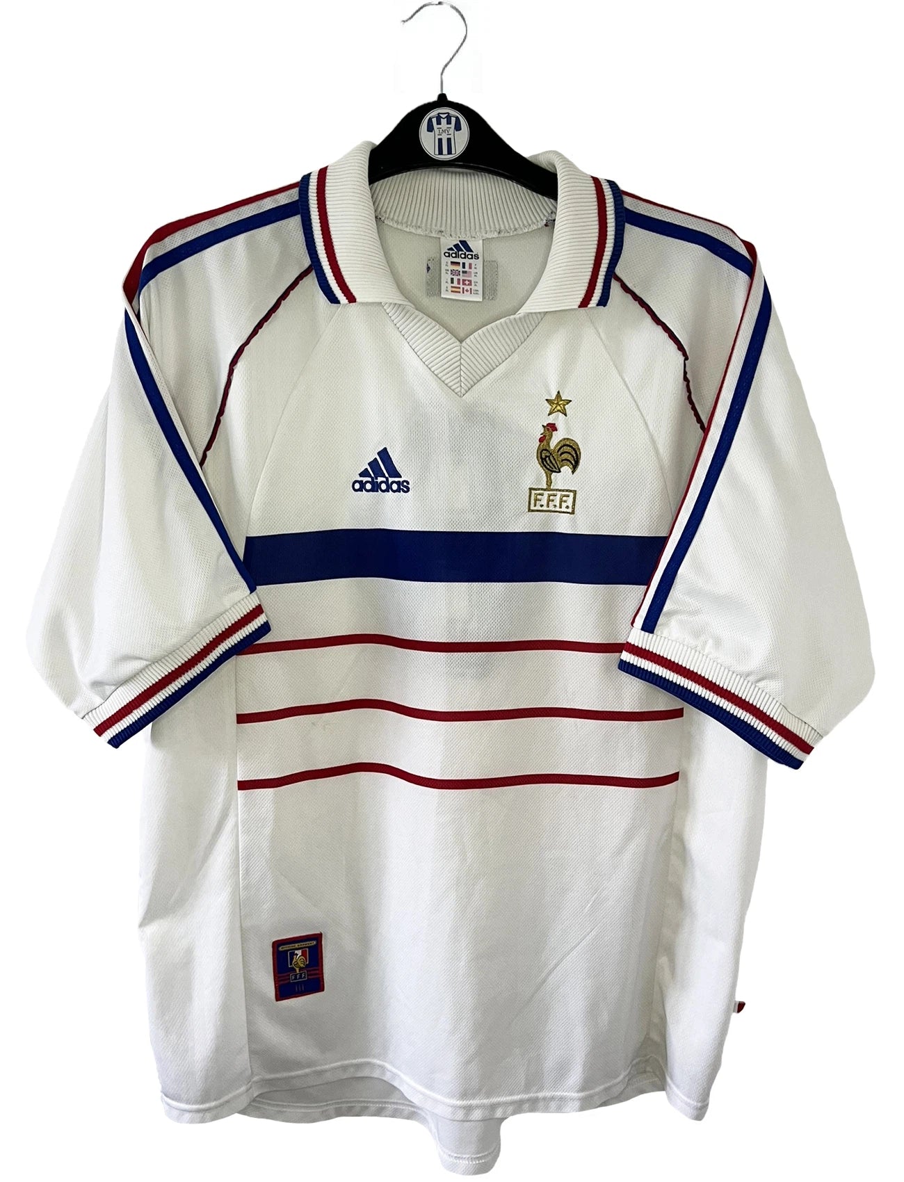 Maillot de foot vintage extérieur de l'équipe de france 1998 blanc. On peut retrouver l'équipementier adidas. Il s'agit d'un maillot authentique d'époque.