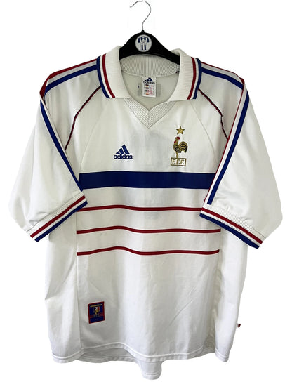 Maillot de foot vintage extérieur de l'équipe de france 1998 blanc. On peut retrouver l'équipementier adidas. Il s'agit d'un maillot authentique d'époque.