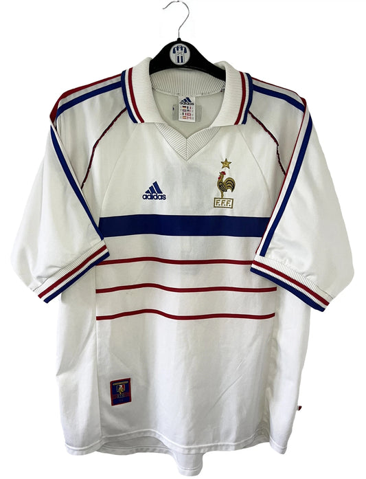 Maillot de foot vintage extérieur de l'équipe de france 1998 blanc. On peut retrouver l'équipementier adidas. Il s'agit d'un maillot authentique d'époque.