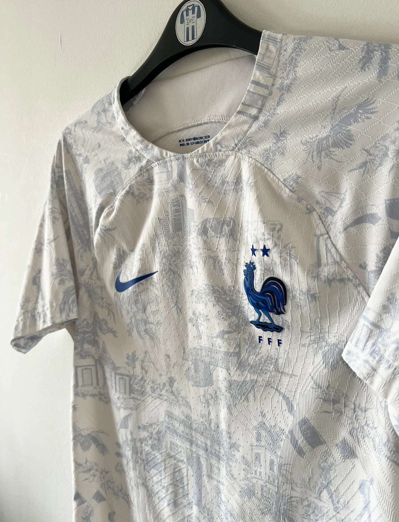 Maillot de foot vintage extérieur blanc de l'équipe de france 2022 en version vapor. On peut retrouver l'équipementier Nike. Il s'agit d'un maillot authentique d'époque.