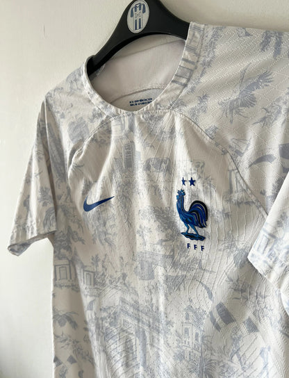 Maillot de foot vintage extérieur blanc de l'équipe de france 2022 en version vapor. On peut retrouver l'équipementier Nike. Il s'agit d'un maillot authentique d'époque.