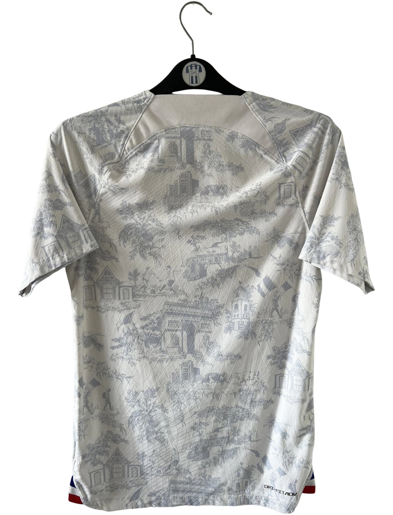 Maillot de foot vintage extérieur blanc de l'équipe de france 2022 en version vapor. On peut retrouver l'équipementier Nike. Il s'agit d'un maillot authentique d'époque.