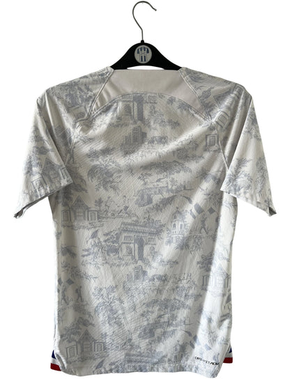 Maillot de foot vintage extérieur blanc de l'équipe de france 2022 en version vapor. On peut retrouver l'équipementier Nike. Il s'agit d'un maillot authentique d'époque.
