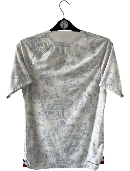 Maillot de foot vintage extérieur blanc de l'équipe de france 2022 en version vapor. On peut retrouver l'équipementier Nike. Il s'agit d'un maillot authentique d'époque.