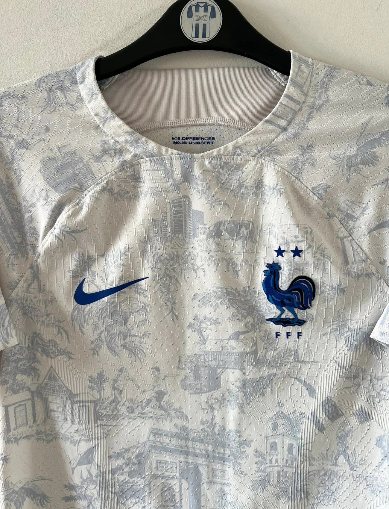 Maillot de foot vintage extérieur blanc de l'équipe de france 2022 en version vapor. On peut retrouver l'équipementier Nike. Il s'agit d'un maillot authentique d'époque.
